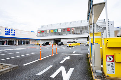 駐車場側：外観